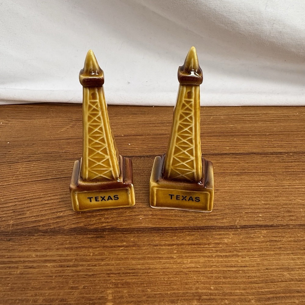 Vintage Texas Oil RigCeramic Salt & Pepper Shakers Set Brown Tan 3.75"